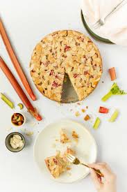 Wenn du auf der suche nach mandelmus rezepten bist oder mandelmus an sich einfach nur gerne magst, dann musst du unbedingt diesen mandelmuskuchen ohne. Rhabarber Mandel Kuchen Mit Amaretto Babyrockmyday Com