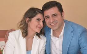 + hdp eş genel başkanı selahattin demirtaş, diyarbakır'daki evine saat 00.30 sularında düzenlenen operasyonla gözaltına alındı. Selahattin Demirtas In Esinden Aciklama Cok Ofkeli Ve Uzgun Independent Turkce