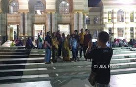Lebaran 2017 Takbiran Warga Asyik Selfie Di Teras Masjid Al Aqsha
