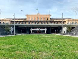 L'uomo e la natura al centro dell'installazione ideata da tre giovani parmigiane under 35. The Railway Station Of Parma Convenient And Close To The City Center