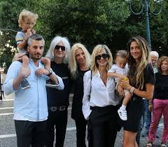 Επειδη διαβαζουν κ νεαρα κοριτσια ειναι ντροπη να παρουσιαζεται αυτο το σωμα ως υγειες προτυπο.η ιδια η καρβελα εχει πει σε συνετευξεις της οτι ειχε προβλημα με το βαρος της,το αλκοολ,τα ναρκωτικα και την καταθλιψη. Sofia Karbela 8anashs Panoyrgias To Fwtografiko Almpoym Ths Baftishs Toy Gioy Toys Nestora Fthis Gr