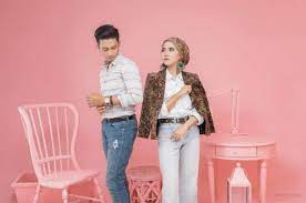 Foto di studio berbaju kopel kemeja. 10 Tema Baju Foto Studio Simple Kekinian Portalkuningan Com