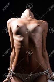 Eine Flexible Nackt Sexy Junge Mädchen In Weißen Höschen Mit Schönen Zitzen  Brustwarzen Flachen Bauch Und Gerade Nassen Körper Stehend In Leidenschaft  Auf Schwarzem Hintergrund, Vertikale Bild, Lizenzfreie Fotos, Bilder und  Stock