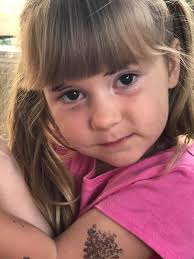 Evie LOOOOOVES her makeup kit so much! She had her birthday out of town  this year and didn't get many gifts so this REALLY made her day 🥰