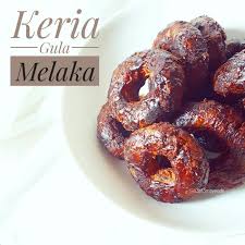 Keria gula melaka is a type of doughnuts that made of sweet potato and slicked with smoky gula melaka, malaysian palm sugar. Keria Gula Melaka Titipan Bundawidya