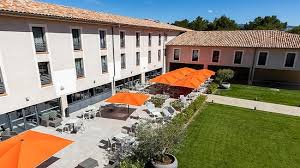 Situated in le castellet, 5 km from circuit paul ricard, la bastide du castellet features accommodation with a seasonal outdoor swimming pool, free private parking, a garden and a terrace. Restaurant Le Pitlane Le Castellet Restaurant Reviews Photos Phone Number Tripadvisor