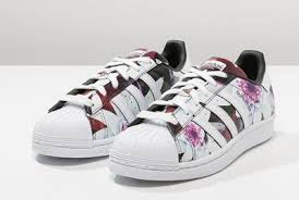 Der adidas superstar in blau gehört zu einem der erfolgreichsten sportschuhe aus unserem sortiment. Ein Superstar Ist Zuruck Und Erobert Erneut Die Strassen