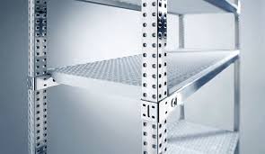 Componibili e in parte simili a scaffali, le strutture sono realizzate in metallo, ferro, alluminio o acciaio e accompagnate da ripiani in cristallo, vetro o legno per un effetto mix and match di grande impatto. Scaffalature In Acciaio Inox Componibili Padova Vicenza Treviso Venezia