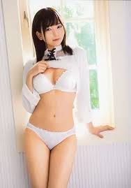 駿河屋 -【アダルト】<中古>白石かんな/膝上・衣装白・下着白・右手胸元・左手窓枠・顔右向き・2Lサイズ/DVD「18歳と7ケ月。 15 とまどいながら感じる、ウブ度120%の純SEX!」特典生写真（女性生写真）