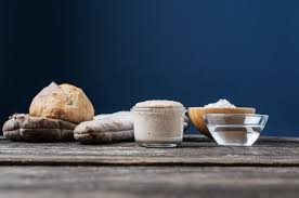 Ma prima di disperare, tentate il tutto per tutto: Regolazione Di Natura Morta Del Panino E Degli Ingredienti Del Pane Di Lievito Naturale Foto Premium