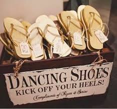 Dieses Flip Flop Notfall Angebot Bei Einer Hochzeit 19 Unerwartet Gute Ideen Bei Denen Auch Du Sagen Wirst Clever Flipflops Flip Flops In 2019 Unique Wedding Favors Wedding Shoes Wedding Favors For Guests