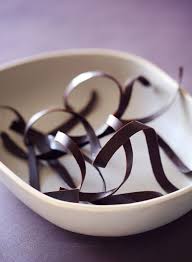 Decorations En Chocolat Techniques En Images Decoration Chocolat Deco Chocolat Chocolat