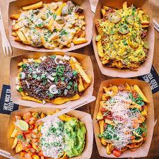 Imbiss Klassiker Werden Mit Frischen Zutaten Neu Interpretiert Und Treffen Auf Abwechslungsreiches Street Food Aus Alle Cafe Food Artisan Snacks Instagram Food