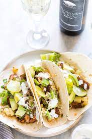 Top the corn tortillas with tilapia (one fillet should generously fill 3 tacos), a generous amount of the veggie slaw, and a heaping tablespoon of the dressing. These Tilapia Fish Tacos With Pineapple Salsa Is Just What You Need When You Want Healthy Dinner In 30 Minut Fish Tacos Tilapia Fish Tacos Tacos With Pineapple