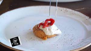 Per realizzare il flan di peperoni e porri per prima cosa rompete le uova all'interno di una scodella abbastanza ampia, versate il latte intero 1, e mescolate con una frusta pochi istanti per miscelare, insaporite poi con il grana padano dop grattugiato 3 , una presa di sale e una spolverata di pepe 4. Chef In Cucina Flan Di Peperoni Con Bagna Cauda Youtube