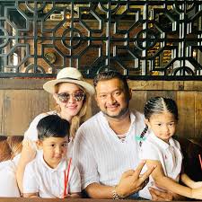 Pelakon ainur syakina, 19 atau lebih dikenali sebagai eina azman & pasangannya datuk paduka kaiser gurmeet singh telah selamat diijab kabulkan dengan berwalikan bapa pengantin perempuan sendiri, azman abdullah. Want To Look Fabulous Like Actress Eina Azman All You Need Is An Rm50 Baju Kurung From Mydin Showbiz Malay Mail