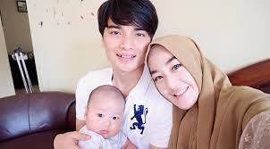 Alvin faiz, pria yang menjadi suaminya kini sedikit banyak mempengaruhinya untuk memeluk sebelum menjadi mualaf, larissa sempat berdebat hebat soal agama dengan putra sulung arifin ilham itu di media sosial. Harmonisnya Alvin Faiz Dan Keluarga Larissa Chou Bikin Salut Liputan6 Com Line Today