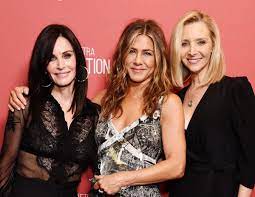 Later aniston met brad pitt in 1998 and they started dating and. Friends Reunion Jennifer Aniston Co Geben Hinweise Zu Neuer Episode