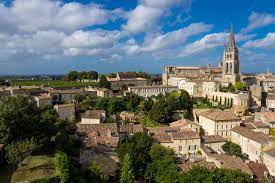 Il paese è compreso nella lista del patrimonio dell'umanità e conserva una chiesa monolitica e un'altra chiesa romanica. Saint Emilion Saint Emilion Kostenloses Foto Auf Pixabay