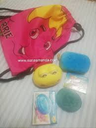 Menerima hadiah batik yang dirancang sendiri. Suria Amanda Masa Mandi Lebih Menyeronokkan Dengan Carrie Junior Bubbly Bar