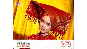 Joget berhibur ialah single ketiga daripada album cindai oleh siti nurhaliza, dan juga satu daripada dua lagu baru yang digubah khas untuk album tersebut selain lagu cindai. Siti Nurhaliza Joget Berhibur Official Video Hd Chords Chordify