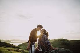 Jaminan indah dan romantis tanpa banyak usaha~. Foto Pre Wedding Nadine Dan Dimas Anggara Bertema Traveling Ini Bikin Baper