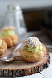 Choux Pistache Et Cerises Amarena Que Faire Avec Un Reste De Creme Patissiere Creme Patissiere Pistache Delicieux Desserts Patissiere