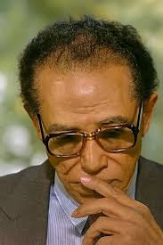 وراء هذا الكيس المُتهالك ..فاكهة لذيذة.. كذلك بعض الأشخاص ، وراء ملابسهم  البسيطة قلوب من ذهب..