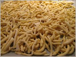 Gli strozzapreti sono una pasta fresca tipica della tradizione culinaria le calorie si riferiscono a gr di prodotto come fare gli strozzapreti fatti in casa. Pasticciando In Cucina Strozzapreti Fatti A Mano