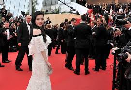 Năm nay, lý nhã kỳ diện trên thảm đỏ cannes những bộ đầm dạ hội chủ yếu là các thiết kế của các nhà tạo mốt danh tiếng tại việt nam. Nhin Sao Viá»‡t Máº·c Lá»' Táº¡i Cannes Láº¡i Nhá»› 14 Bá»™ Vay Sang Trá»ng Cá»§a Ly Nha Ká»³