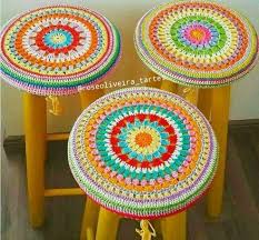 Tecendo Artes Em Crochet Tres Capas Para Banquinhos Coloridinhas Banquinho De Croche Casa De Croche Capa Para Banco