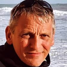 5 سنوات أعزب ألست صيدًا جيدًا؟ \n