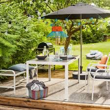 Je veux trouver une table basse design et de bonne qualité pas cher ici table basse jardin ikea. Une Table De Jardin Gris Fonce Avec Pieds Blancs Patio Ikea Table De Jardin Idees De Patio