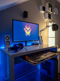 Comcast S New Office Is Red And White And Hip All Over Gameofficechairs Officegameideas Gamedevstoryoffice3 G Game Room Design Gaming Room Setup Room Setup From rustic wood to glossy white, there's a desk for every style, purpose and project.