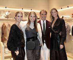 Cashmere knitted top for women from brunello cucinelli in light grey. Brunello Cucinelli Eroffnungs Feier In Munchen Im November 2019