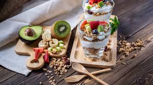 Mangiarlo a colazione o merenda, magari accompagnato da una manciata di cereali, non è il solo modo possibile di gustare un delizioso yogurt. Lo Yogurt Greco Angela Romano Nutrizionista