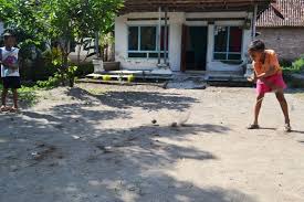 Oleh sebab itu biasanya gasing bambu ini dimainkan dengan cara adu lama putaran gasing, adu bunyi. Gasing Permainan Tradisional Yang Masih Dilestarikan Anak Anak Ngoro