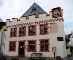 Der verein „katholisches studierendenwerk trier unterhält das studierendenwohnheim „cusanushaus in trier. Cusanus Geburtshaus Der Weltstar Aus Kues Mosel 2 0