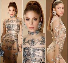 El nuevo “vestido de la venganza” de Shakira: la colombiana es la reina de  las diosas con un vestido en transparencia con diamantes y los fans la  proclaman como más hermosa que