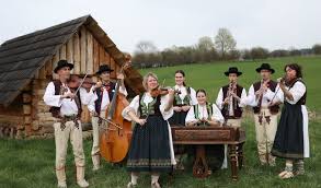 Valašsko je tradiční region v nejvýchodnější části moravy, u hranic se slovenskem. Folklorni Regiony Cech Moravy A Slezska Valassko Kloboucko Narodni Muzeum