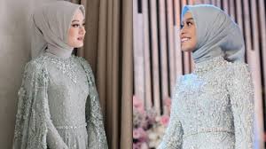 Baju yang dipakainya hanya daster berbahan tipis dan tanpa lengan. 4 Adu Gaya Lesti Kejora Dan Dinda Hauw Baju Lamaran Mirip