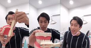 Cara bagaimana memberus gigi anak jika mereka menangis/mengamuk teruk. Doktor Gigi Tampan Ajar Cara Gosok Gigi Di Twitter Mdaily