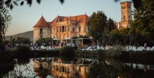 Va aducem la cunostinta ca pe langa preturile biletelor sau abonamentelor afisate, pot exista si costuri aditionale ce trebuie suportate de dvs., respectiv: Electric Castle Èi A Deschis PorÈile InformaÈii Utile Pentru Orice Participant