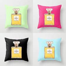 Negli eleganti cuscini d'arredo si intrecciano ma i cuscini di coincasa non sono solo cuscini d'arredo ma anche cuscini decorativi da. Chanel Pillow Cuscino Funny Pillows Cuscini Chanel Stile