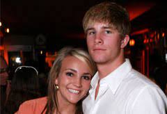 Secondo le leggi della california, all'inizio sembravano esserci problemi legali per la differenza d'età tra i due, in quanto jamie lynn non aveva ancora compiuto 18 anni, mentre casey ne aveva 20 e poteva venire accusato di stupro. Jamie Lynn Spears Pregnant