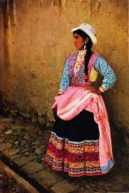 Une Collecte The Incredible Incas And Their Timeless Land Traditional Outfits Traditional Fashion Fashion