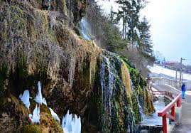 Cascada toplița este un alt loc unic din minunata noastră țară și este un fenomen foarte rar întâlnit cascada cu apa termală este situată în orașul toplița, pe strada cascadei. Tatiana S Blog TopliÈ›a AtracÈ›ii Turistice
