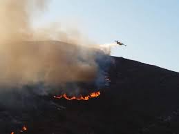 Σύμφωνα με την πυροσβεστική, η πυρκαγιά κατακαίει χορτολιβαδική έκταση. Fwtia Paros Twra Proxwra Se Aneratzia Ekklhsia Online