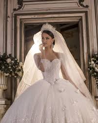 Bräute, die bei ihrer hochzeit trotz eines kleinen budgets ein besonderes kleid tragen möchten, können sich ein brautkleid mieten. 39 Brautkleider Glitzer Ideen In 2021 Braut Kleider Hochzeit Hochzeitskleid
