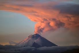 Beautiful Landscapes From Around The World This Week In Photos Hawaii Volcano Volcano World Cotopaxi Volcano